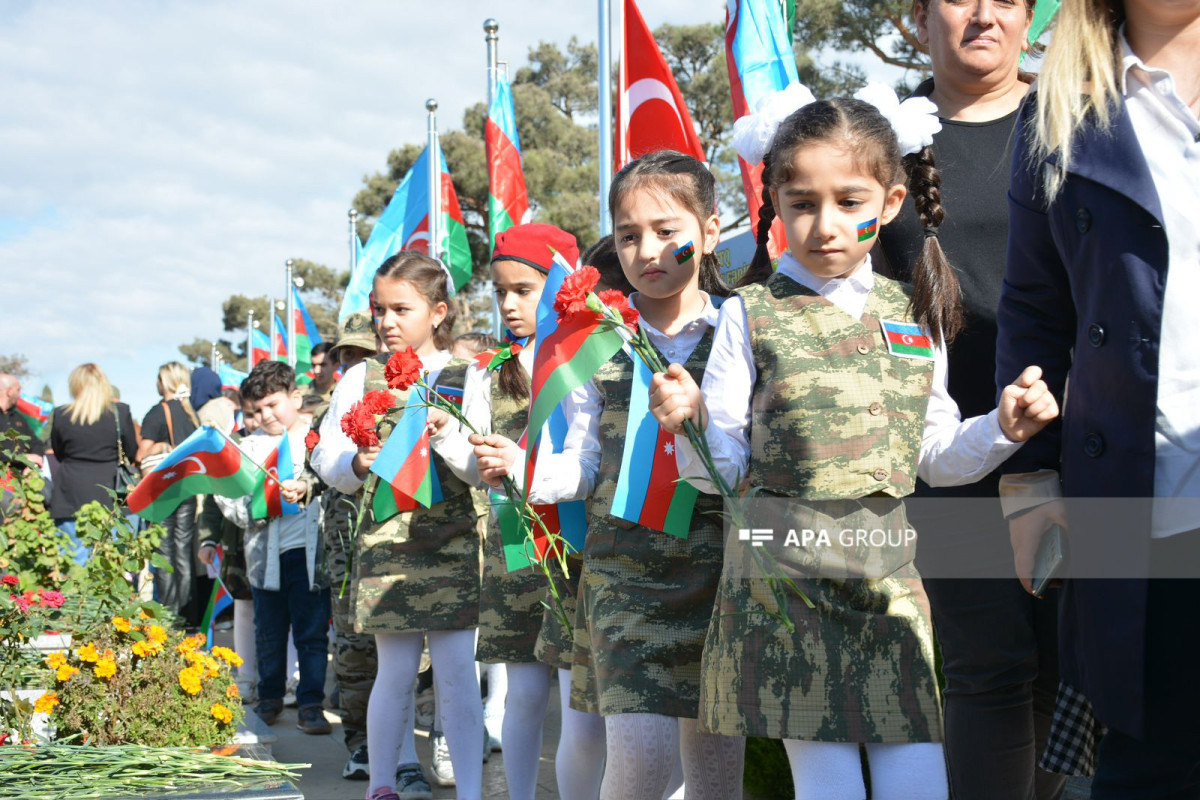 Азербайджанский народ с гордостью чтит память шехидов в День Победы - ФОТО 