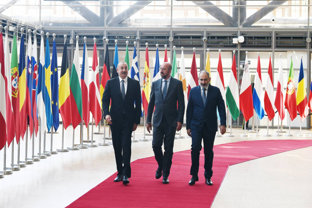 СМИ: Брюссель ведет переговоры с Азербайджаном и Арменией по поводу трехсторонней встречи