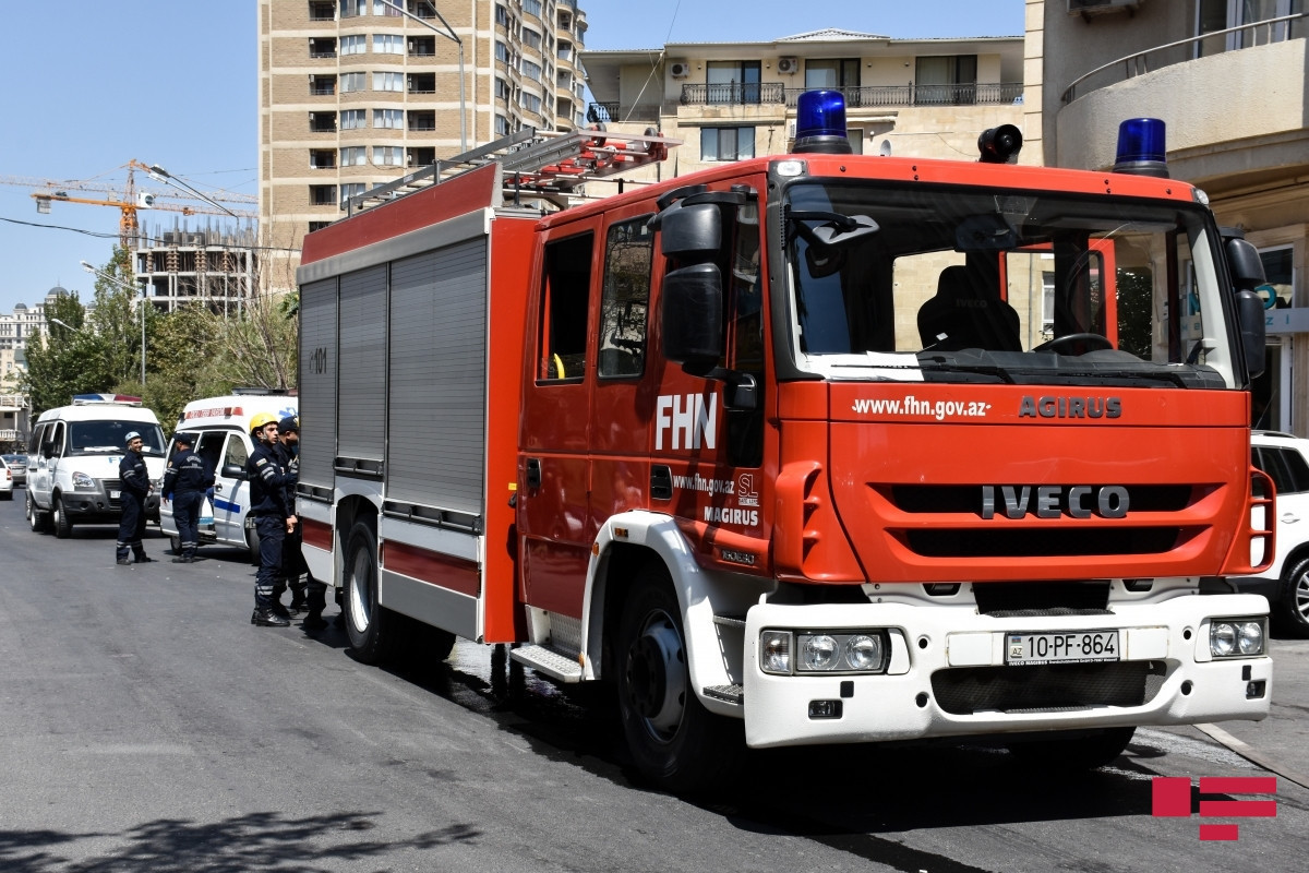 В Баку в 8-комнатном доме произошел пожар, есть пострадавшие