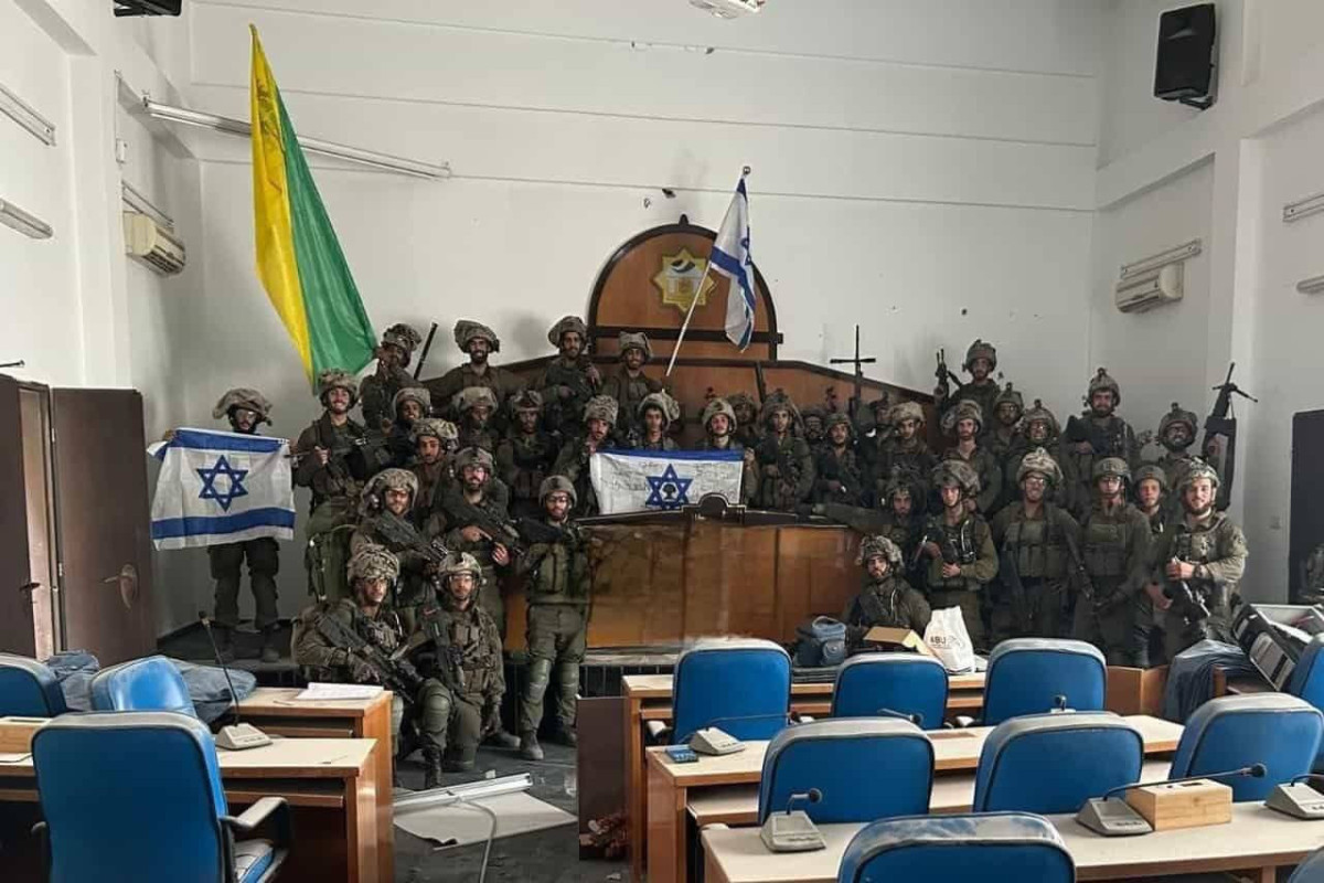 Распространено фото израильских военных из здания парламента ХАМАС в Газе