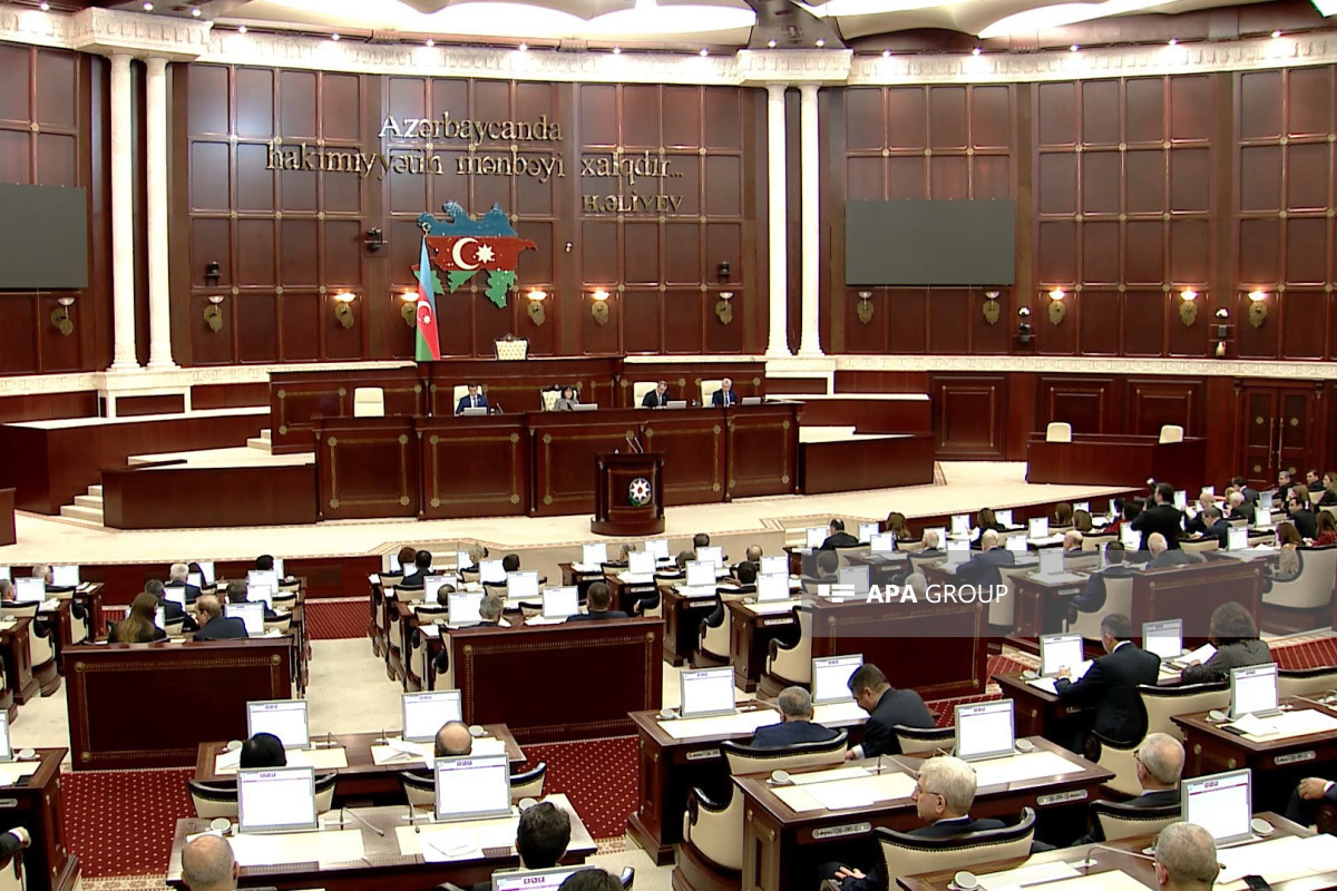 Азербайджанский депутат просит заменить компьютеры в парламенте