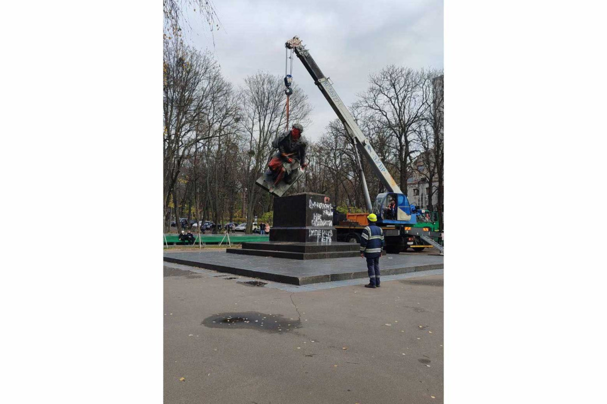 В Киеве демонтируют памятник Пушкину -ВИДЕО 