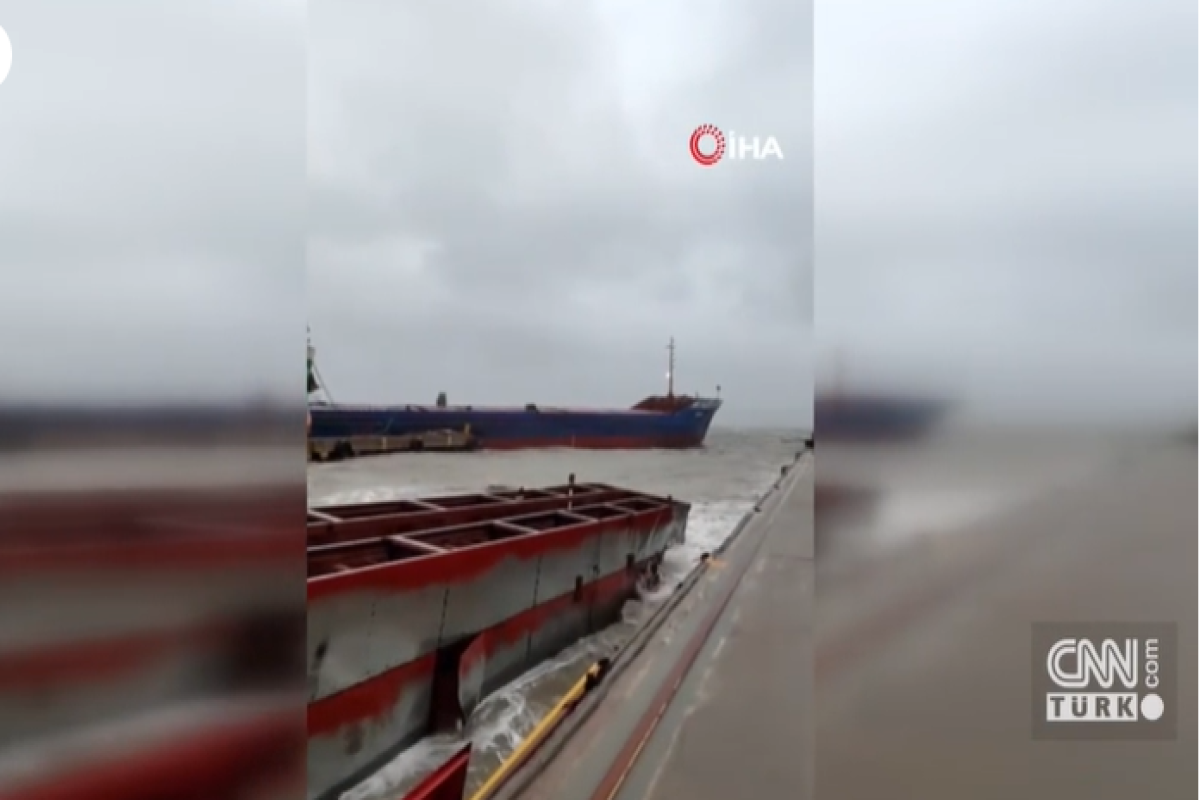 Шторм расколол надвое грузовое судно у черноморского побережья Турции