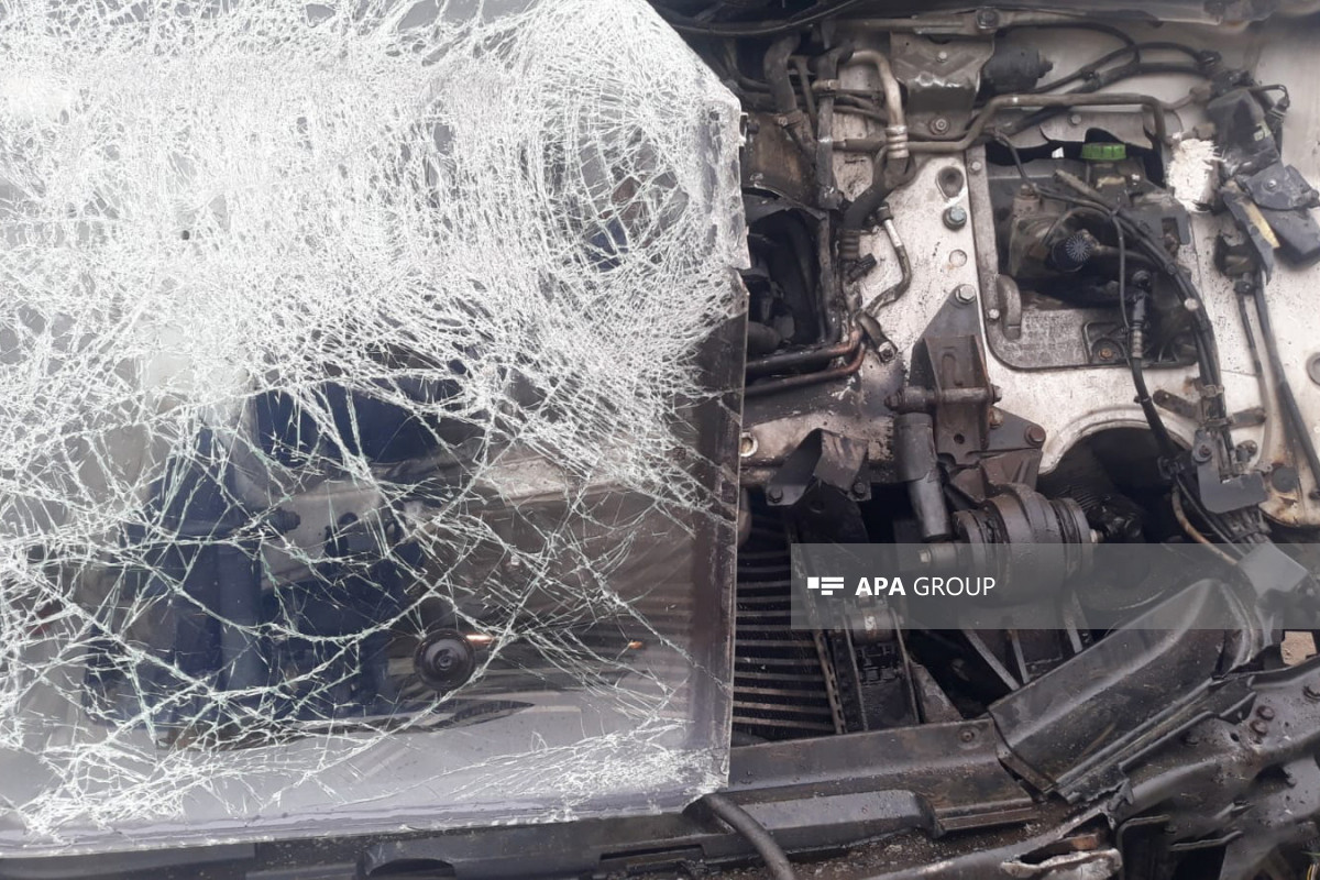 В Азербайджане автомобиль столкнулся с трактором, пострадали 4 человека