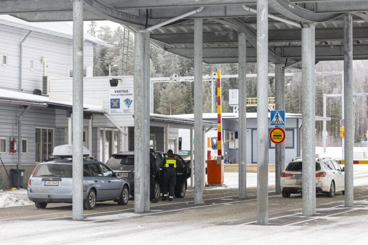 Мигранты прорываются в Финляндию через колючую проволоку