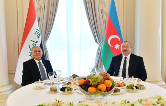 От имени Президента Азербайджана в честь Президента Ирака дан официальный обед
