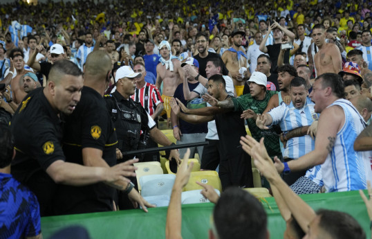 Футбольные фанаты устроили массовую драку на матче Бразилия–Аргентина-ВИДЕО 