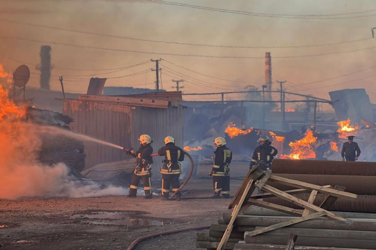 Источники открытого огня на рынке стройматериалов в Баку потушены-ВИДЕО-ОБНОВЛЕНО-1 