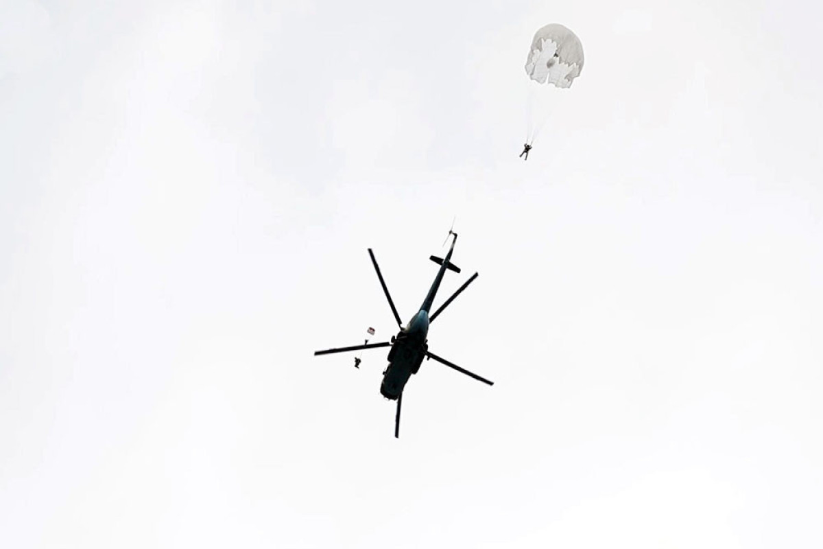 Морской спецназ ВМС Азербайджана выполнил прыжки с парашютом -ВИДЕО 