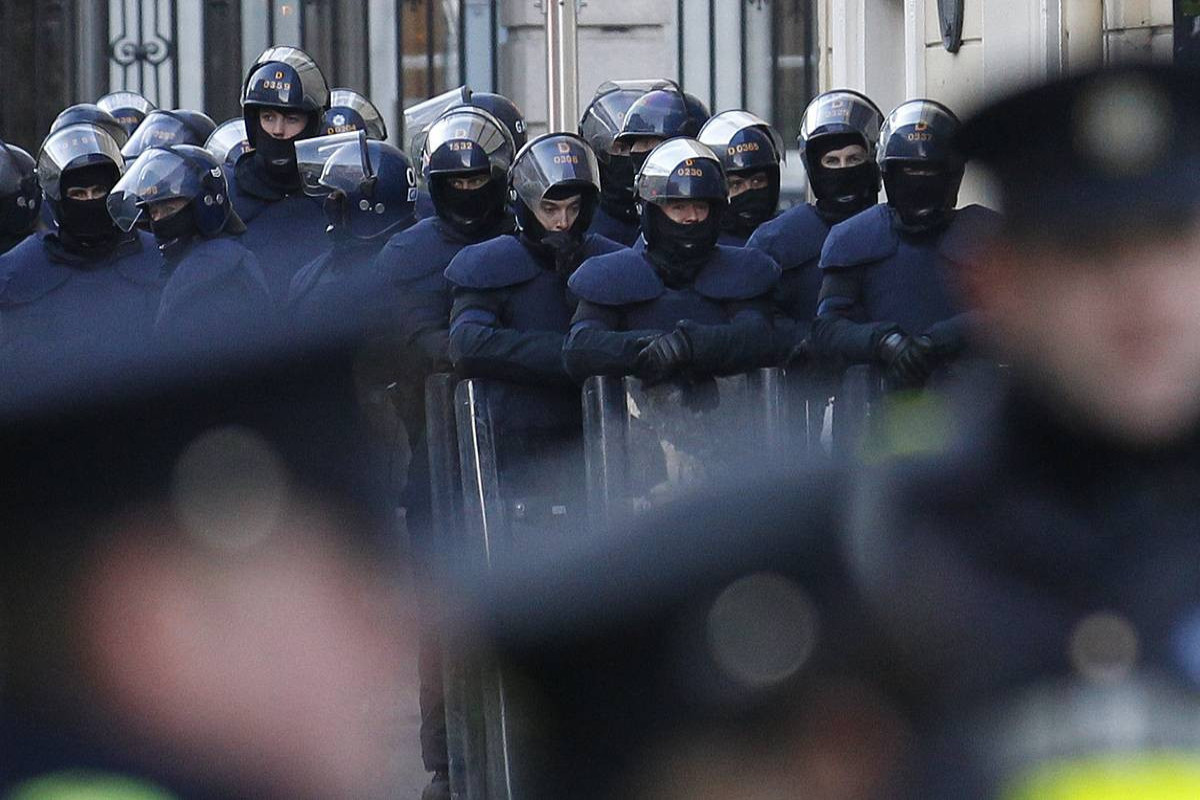 В Ирландии начались протесты после нападения неизвестного на детей