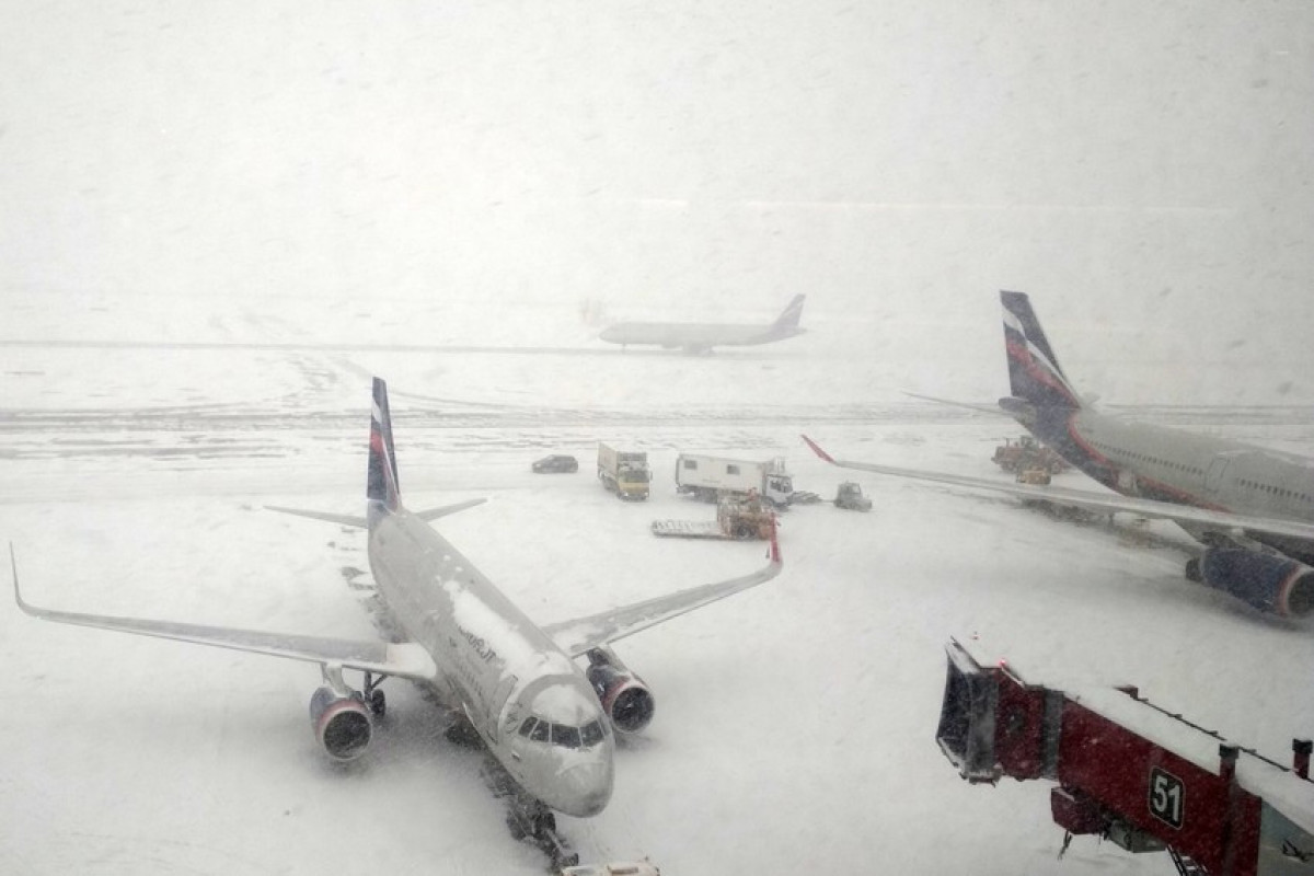 Из-за сильного снегопада в аэропортах Москвы перенесены рейсы
