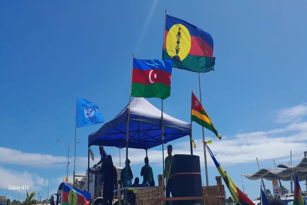Участники акции в Новой Каледонии проигнорировали требование французской полиции снять азербайджанский флаг