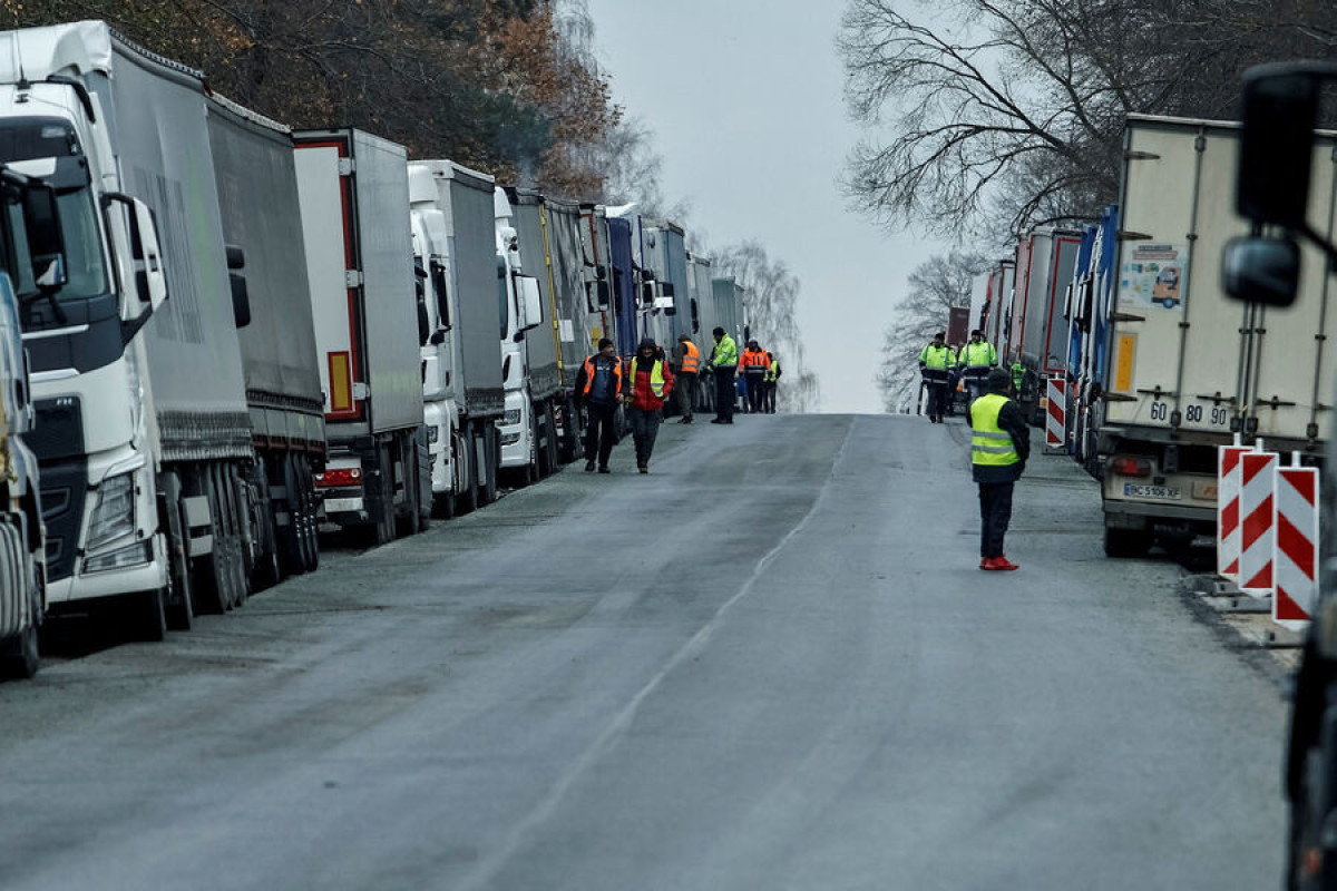 На польско-украинской границе образовалась очередь из двух тысяч грузовиков