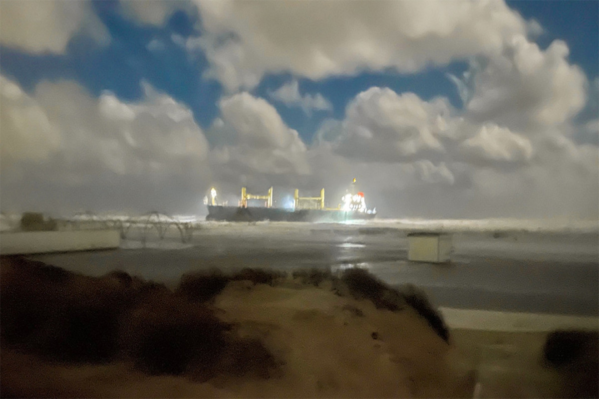 В России мощнейший шторм выбросил на мель торговое судно-ФОТО 