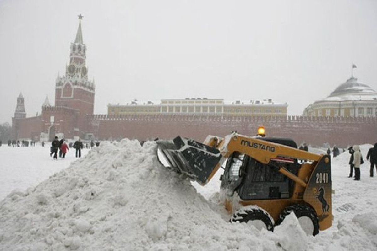 В Москве из-за снежной погоды осложнено движение на дорогах