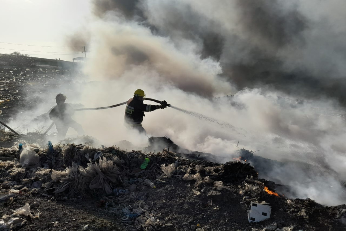 МЧС: При пожаре на дороге Баку-Губа-госграница с Россией открытого огня не наблюдается - ВИДЕО 