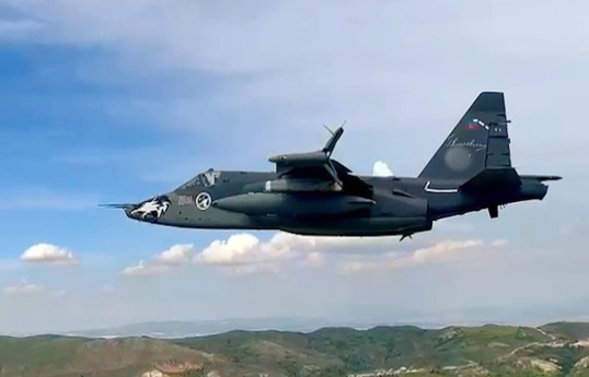 Азербайджанские военные пилоты выполнили тренировочные стрельбы на самолетах Су-25МЛ – ВИДЕО 
