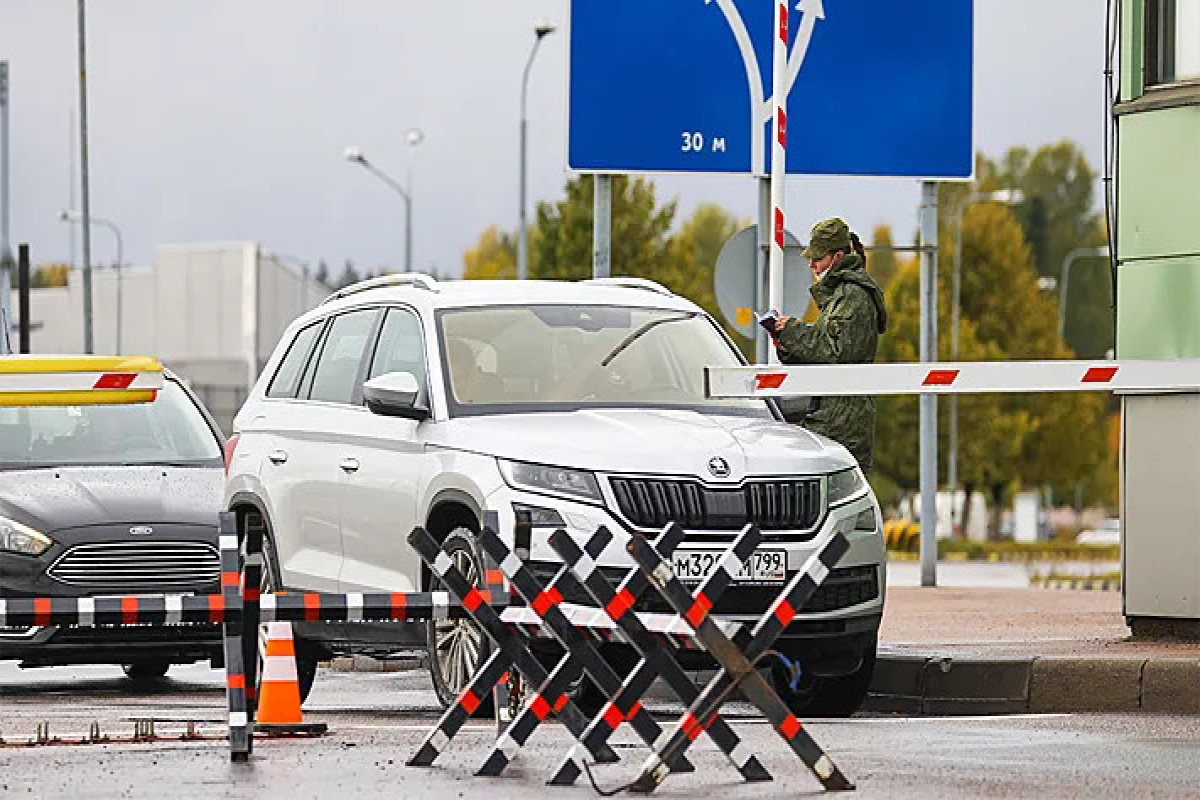 В Кремле считают абсурдным решение стран ЕС об ограничении въезда автомобилей с российскими номерами