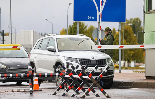 В Кремле считают абсурдным решение стран ЕС об ограничении въезда автомобилей с российскими номерами