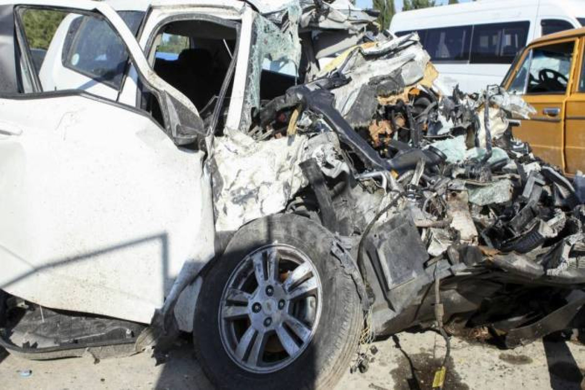 На западе Азербайджана микроавтобус столкнулся с эвакуатором, пострадали пять человек