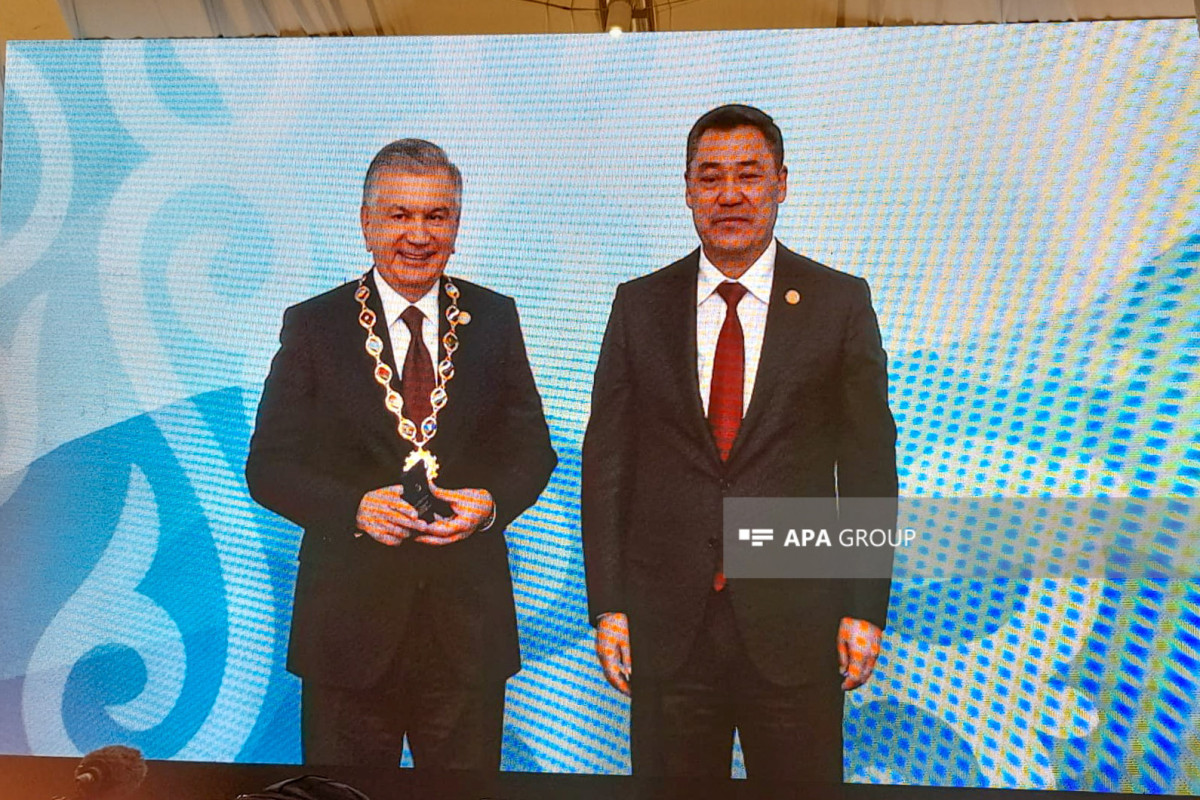 Президент Узбекистана награжден Почетным знаком СНГ-ФОТО 