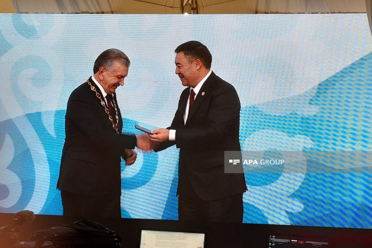 Президент Узбекистана награжден Почетным знаком СНГ-ФОТО 