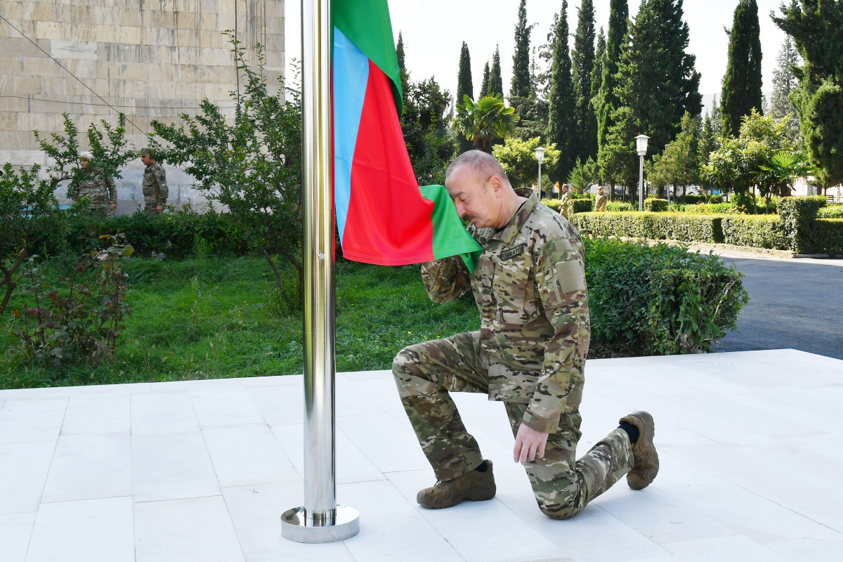 Президент Ильхам Алиев поднял Государственный флаг Азербайджанской Республики в городе Агдере-ОБНОВЛЕНО 
