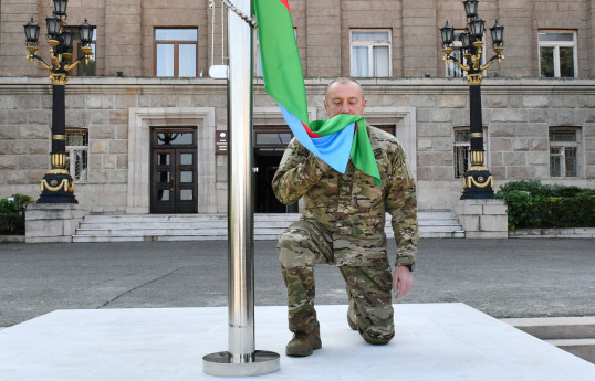 Президент Ильхам Алиев поднял Государственный флаг Азербайджанской Республики в городе Ханкенди и выступил с речью -ФОТО-ВИДЕО-ОБНОВЛЕНО 