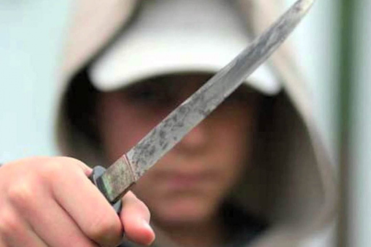 В Азербайджане 17-летний юноша ударил ножом свою мать