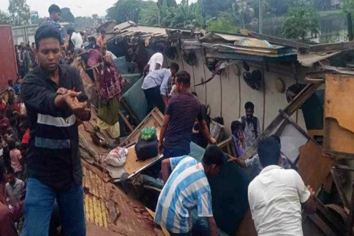 В Бангладеш при столкновении поездов погибли 17 человек, десятки раненых