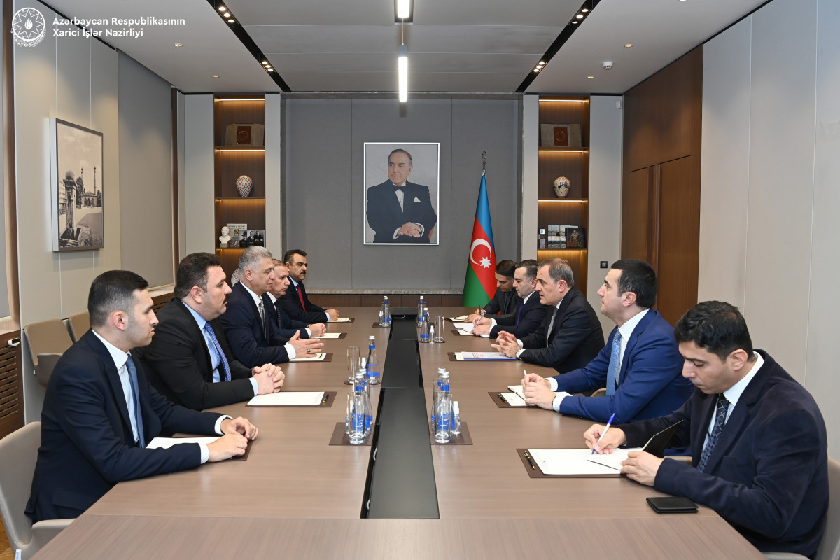 Глава МИД Азербайджана встретился с делегацией парламента Ирака
