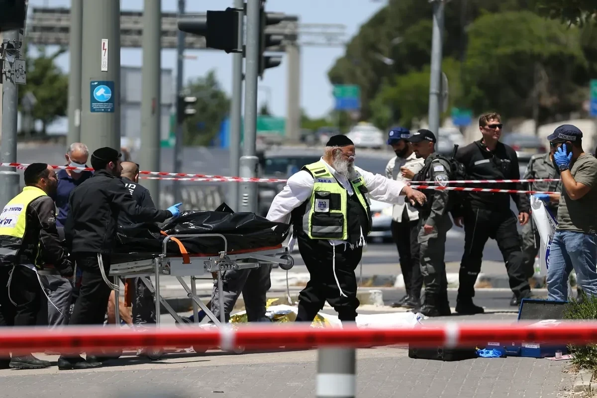 В Иерусалиме неизвестный напал с ножом на полицейского, есть погибший и раненый
