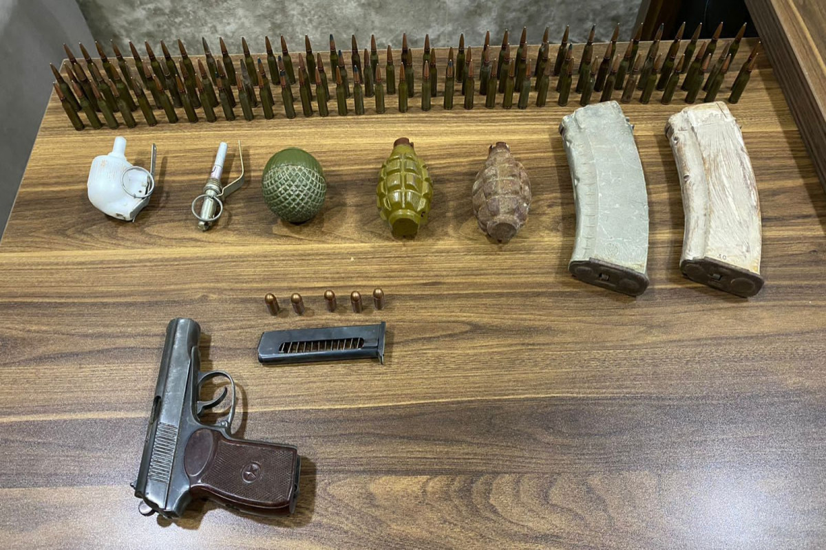 Житель Баку сдал в полицию обнаруженные им оружие и боеприпасы -ФОТО 