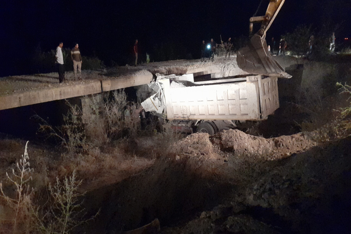В Зангилане грузовик врезался в мост, есть погибший