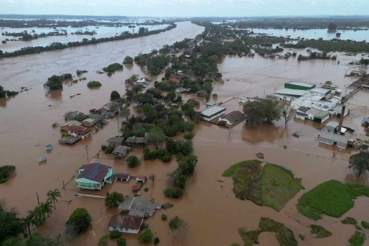 По меньшей мере 22 человека погибли в результате наводнения в Бразилии-ВИДЕО 