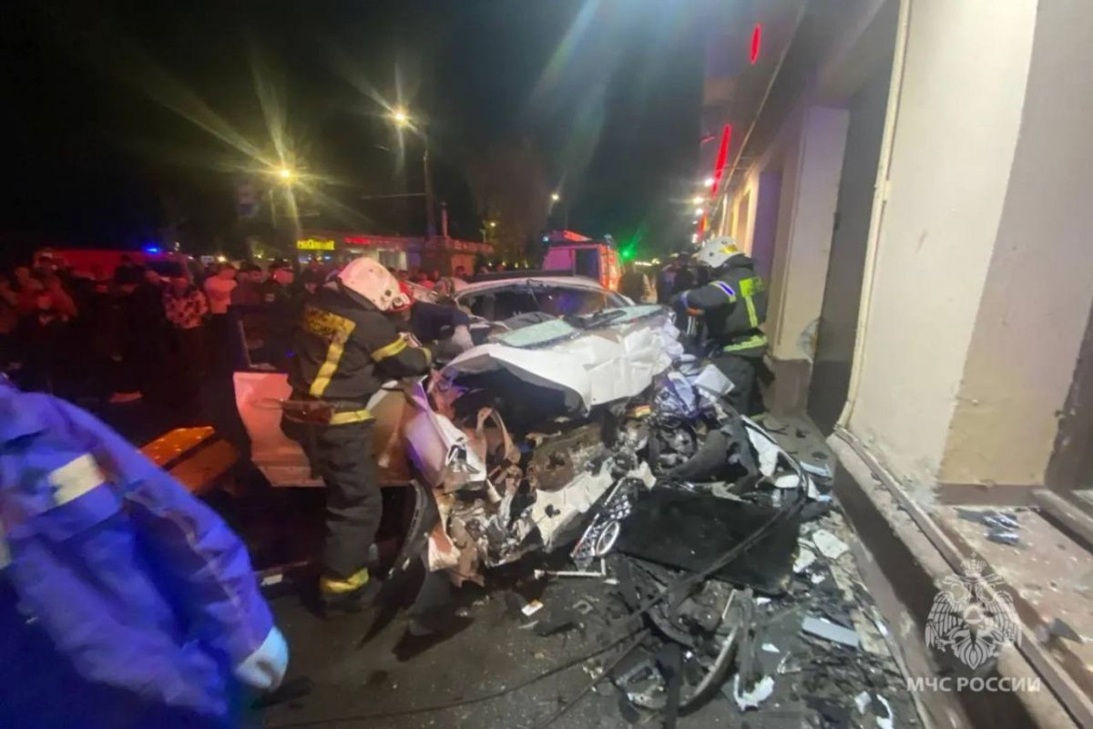 В России автомобиль врезался в дом, четыре человека погибли