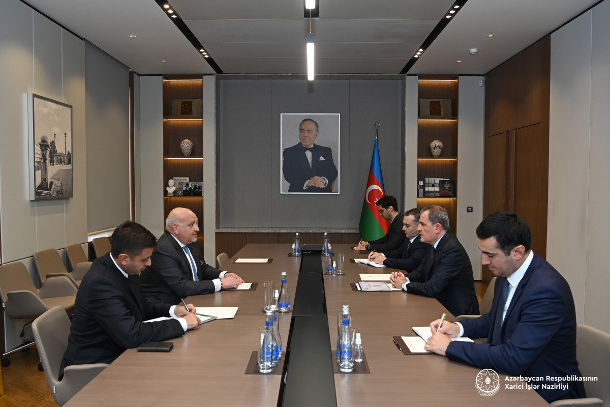 Новый посол Иордании в Азербайджане вручил копию верительных грамот министру Джейхуну Байрамову