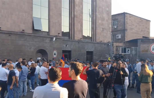 Перед посольством РФ в Армении проходит акция протеста