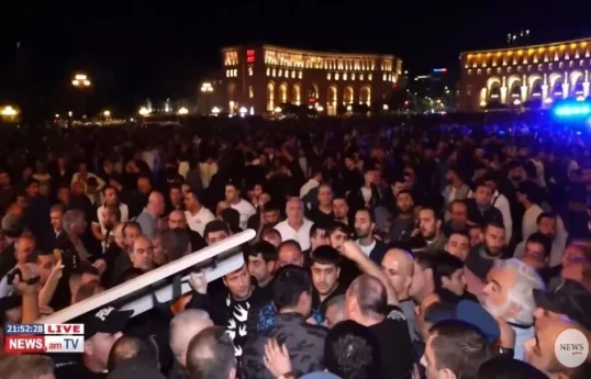В Ереване произошло столкновение между протестующими и полицией-ВИДЕО 