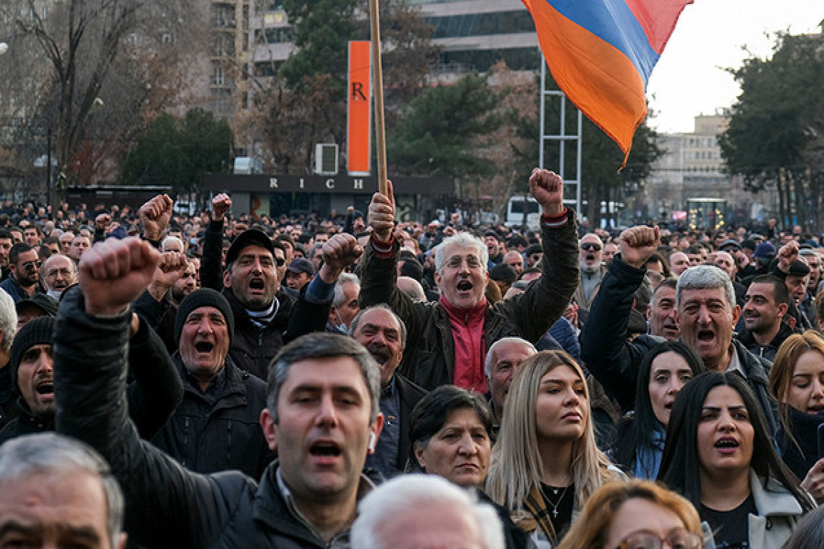 Митингующие в Ереване с требованием отставки Пашиняна перекрывают улицы