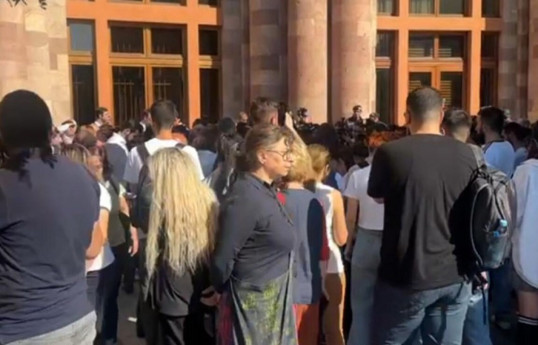 На центральных улицах Еревана проходят акции протеста