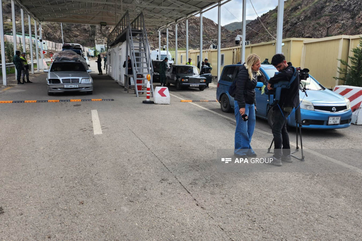 Иностранные журналисты наблюдают за переходом покидающих Карабах армян через Лачинский КПП - ФОТО 