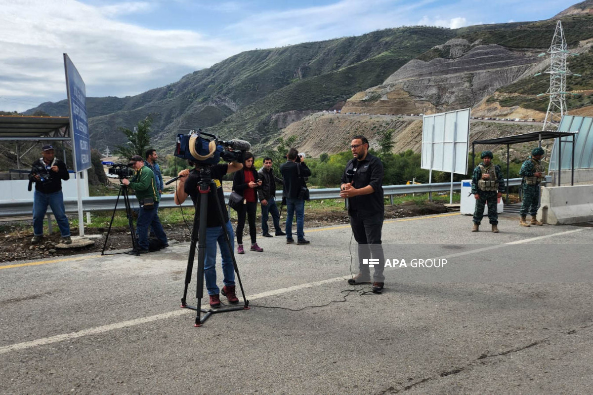 Иностранные журналисты наблюдают за переходом покидающих Карабах армян через Лачинский КПП - ФОТО 