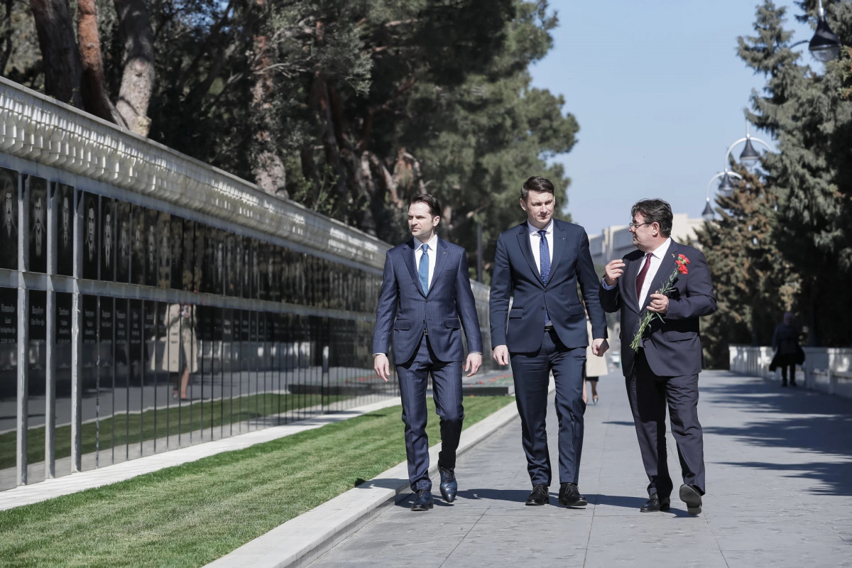 Румынская делегация посетила Аллею шехидов в Баку