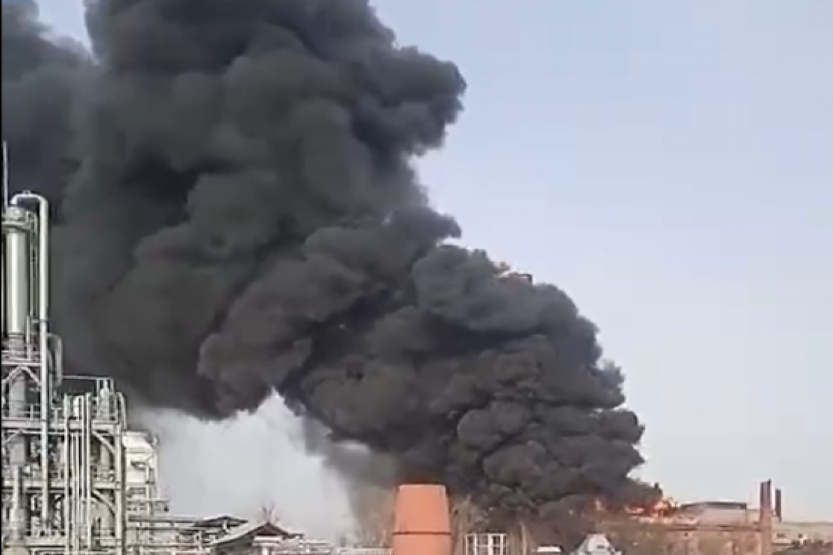 В России на территории завода «Электроизолит»  вспыхнул сильный пожар