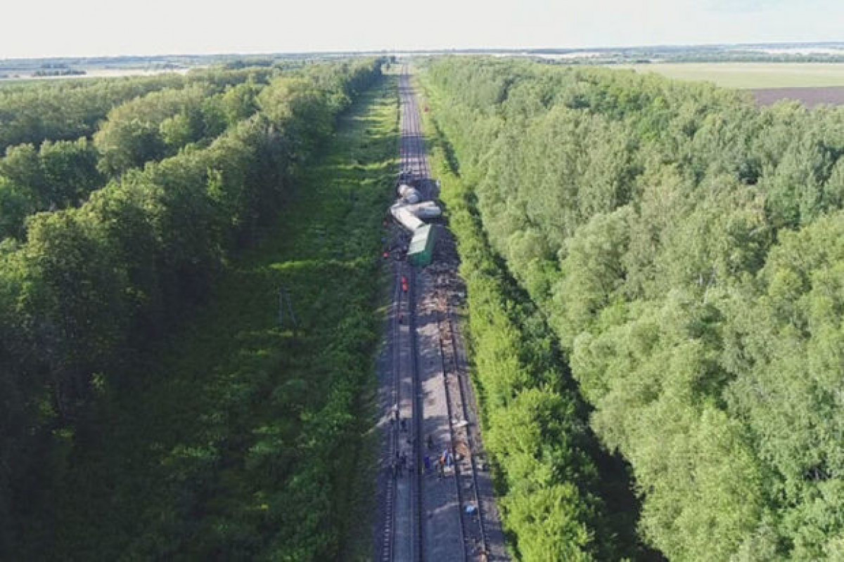 В РФ 11 вагонов товарного поезда сошли с рельсов
