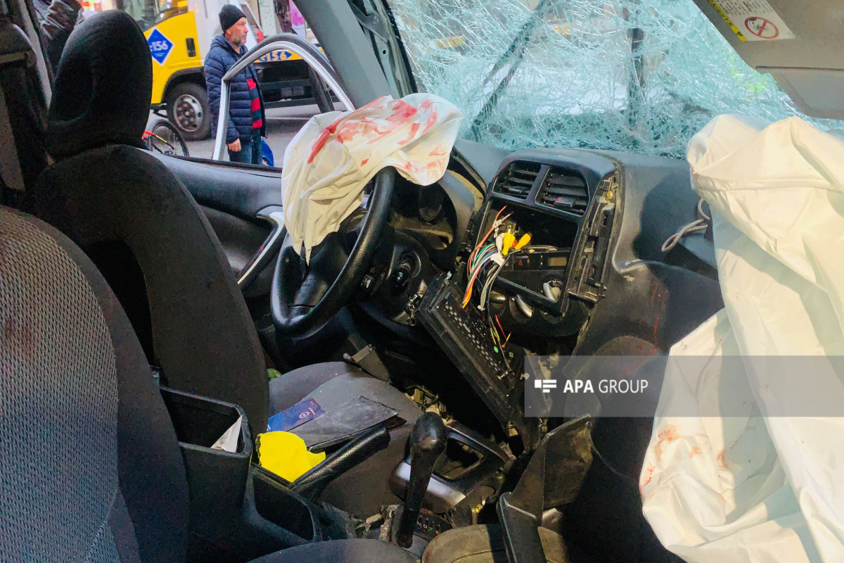 В Баку столкнулись два автомобиля, есть пострадавшие-ФОТО 