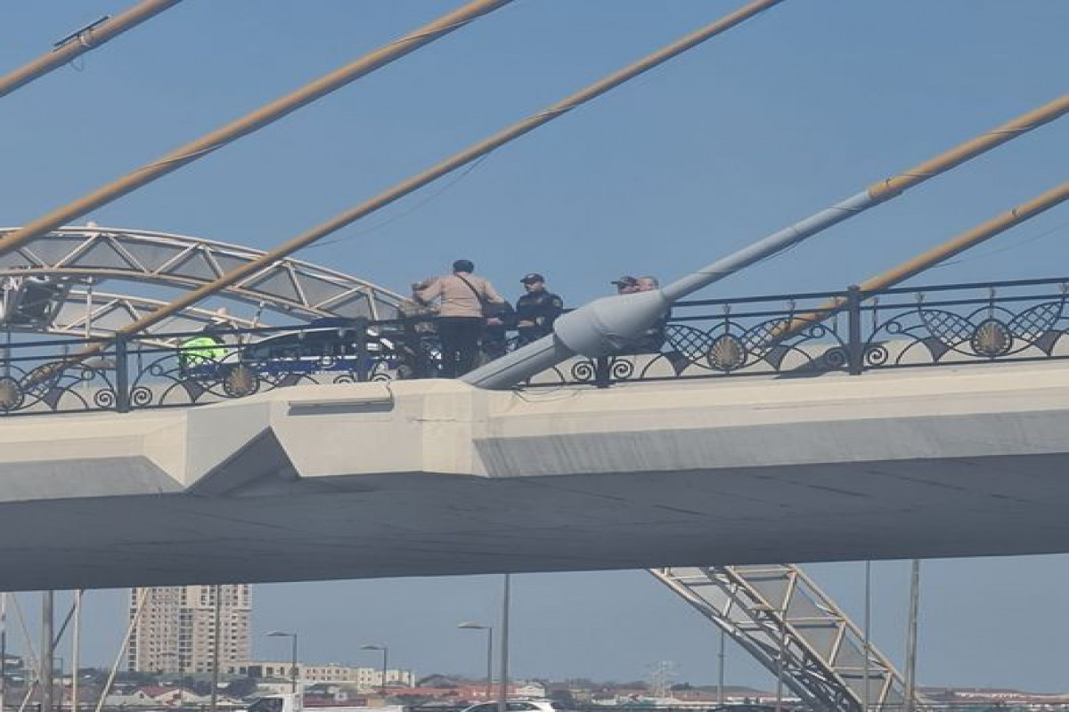 В Баку предотвращена попытка самоубийства на мосту - ФОТО