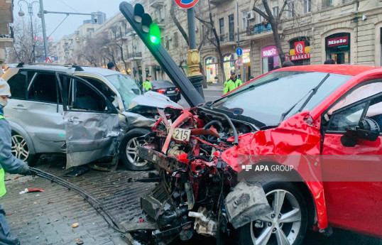 В Баку столкнулись два автомобиля, есть пострадавшие-ФОТО 