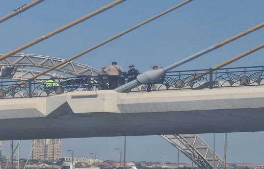 В Баку предотвращена попытка самоубийства на мосту - ФОТО